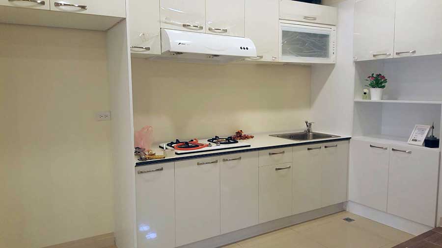 白色一字型廚具+冰箱上櫃+電器櫃 E004 ukikit.com