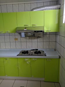 不鏽鋼檯面搭配綠色美耐門廚具 E011 ukikit.com