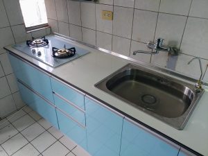 白色珍珠板檯面搭配藍色美耐門廚具+電器櫃 E020 ukikit.com