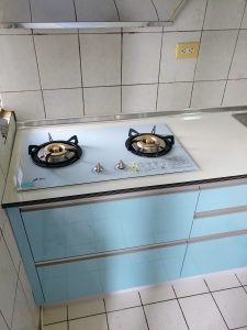 白色珍珠板檯面搭配藍色美耐門廚具+電器櫃 E020 ukikit.com